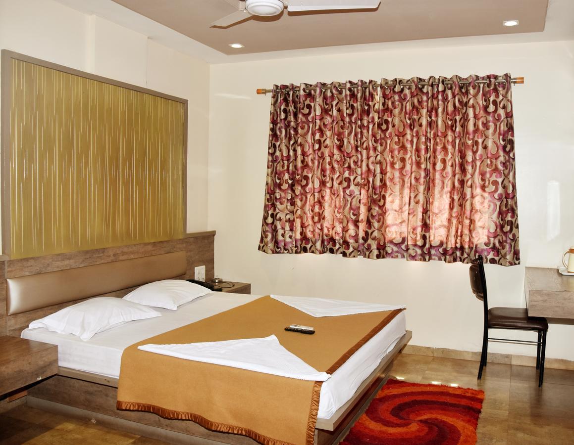 Hotel Sai Suraj Park Shirdi Bagian luar foto