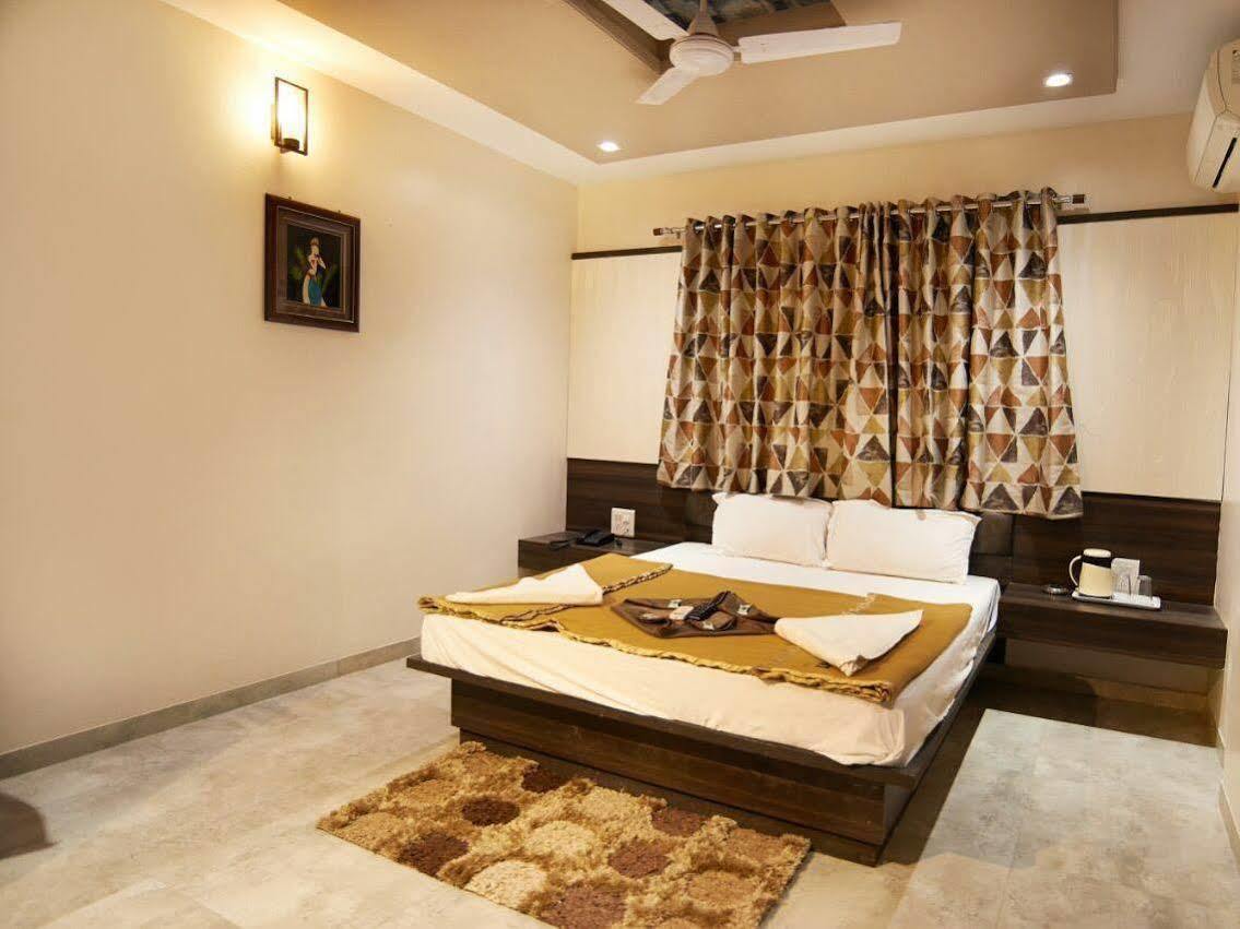 Hotel Sai Suraj Park Shirdi Bagian luar foto