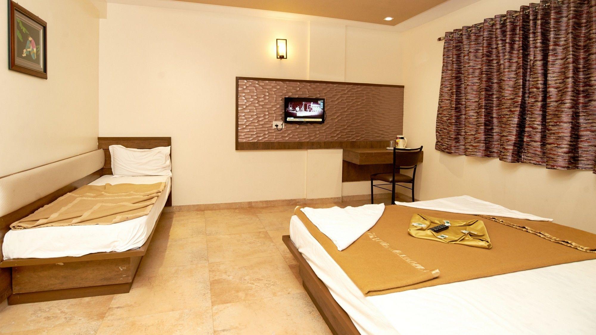 Hotel Sai Suraj Park Shirdi Bagian luar foto